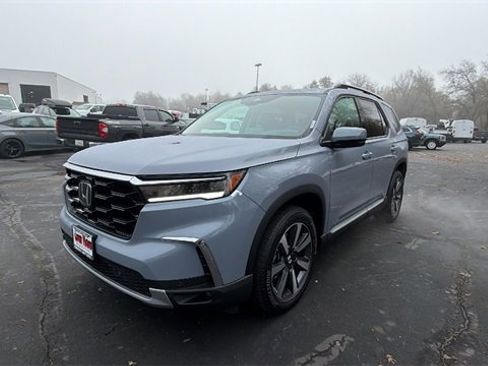 New 2025 Honda Pilot Touring image 1