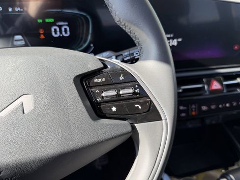 Used 2024 Kia Niro EX Touring image 28