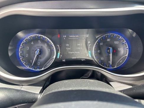 Used 2023 Chrysler Pacifica Touring-L FWD image 15