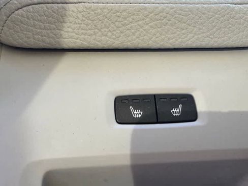 Used 2019 Volvo XC60 T6 Momentum w/ Multimedia Package image 18