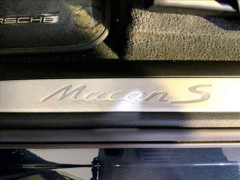 Certified 2022 Porsche Macan S AWD/4WD image 19