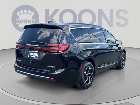 Used 2023 Chrysler Pacifica Limited w/ Uconnect Theater Family Group AWD/4WD image 16