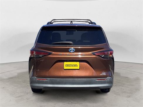 Certified 2022 Toyota Sienna XLE image 4