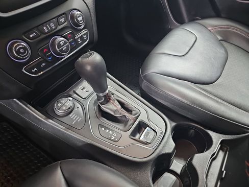 Used 2019 Jeep Cherokee Trailhawk w/ Cold Weather Group AWD/4WD image 29