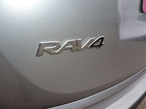 Used 2018 Toyota RAV4 LE FWD image 13