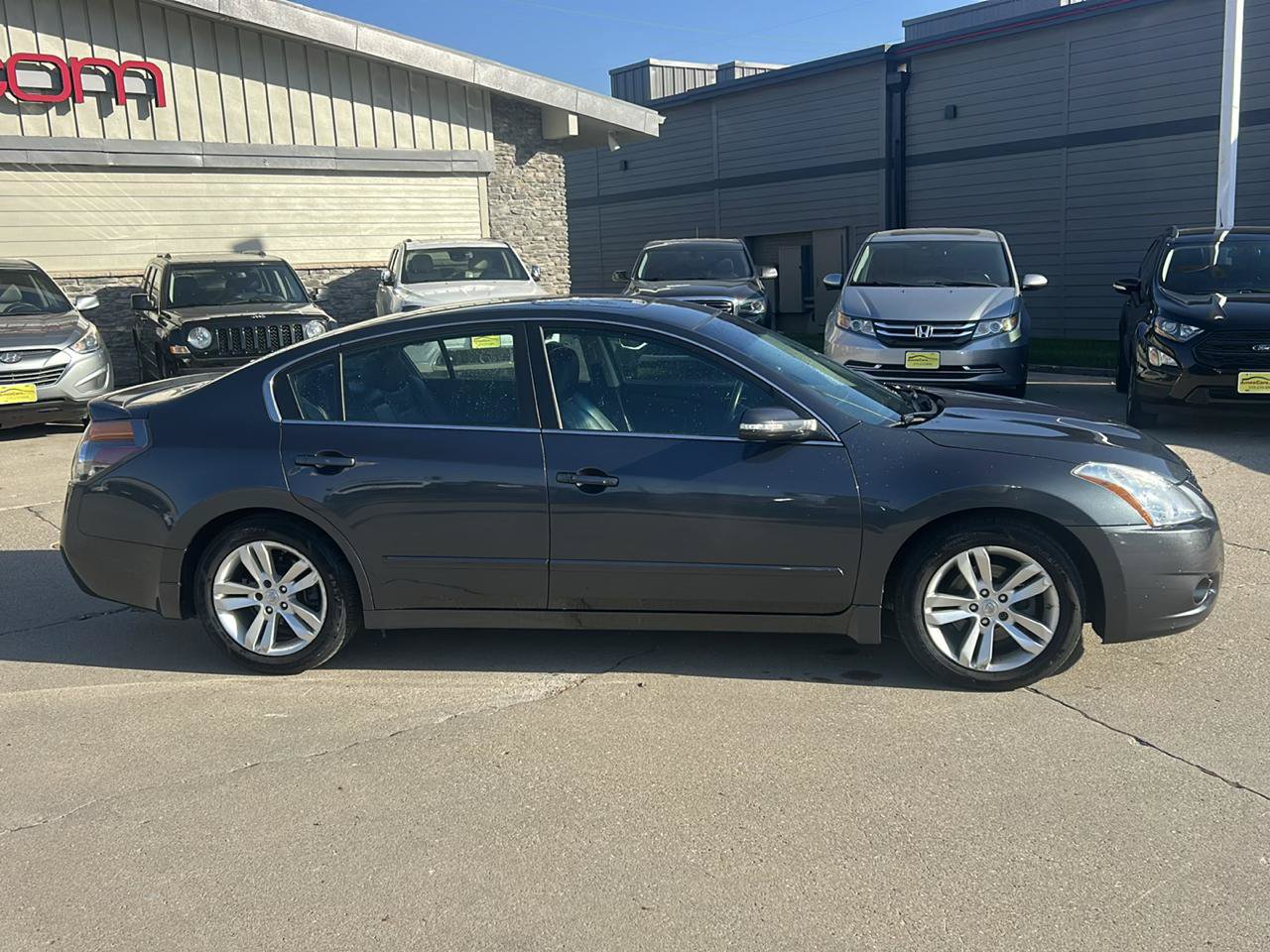 Used 2011 Nissan Altima 3.5 SR w/ 3.5SR Premium Pkg FWD image 2