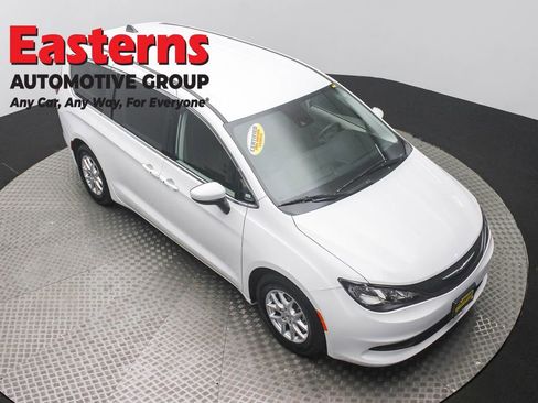 Used 2023 Chrysler Voyager LX image 3