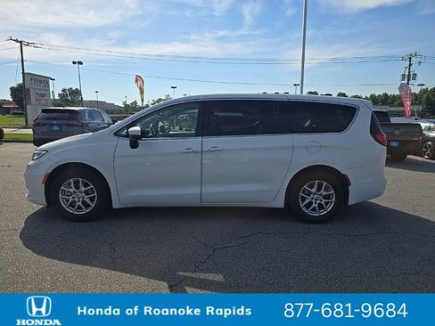Used 2023 Chrysler Pacifica Touring-L FWD image 2