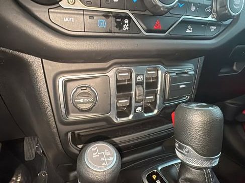 Used 2025 Jeep Wrangler Unlimited Sahara image 22