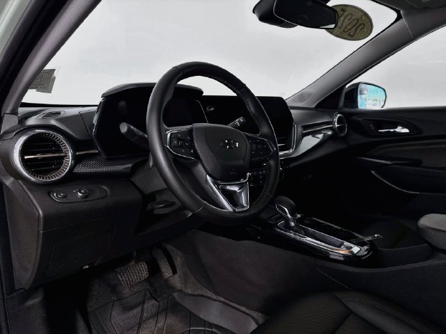Used 2025 Chevrolet Trax ACTIV FWD image 9