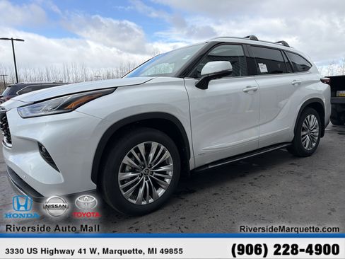 Used 2026 Toyota Highlander Platinum image 3