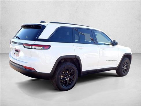 New 2026 Jeep Grand Cherokee Altitude image 4