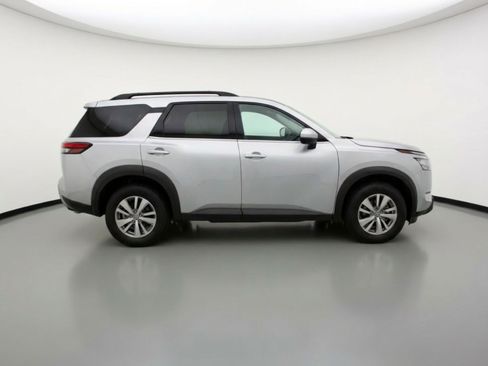 Used 2025 Nissan Pathfinder SV image 11