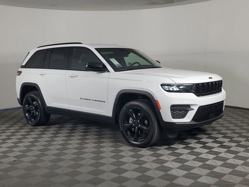 New 2025 Jeep Grand Cherokee Altitude image 2