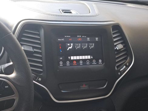 Used 2019 Jeep Cherokee Latitude w/ Popular Appearance Group FWD image 17