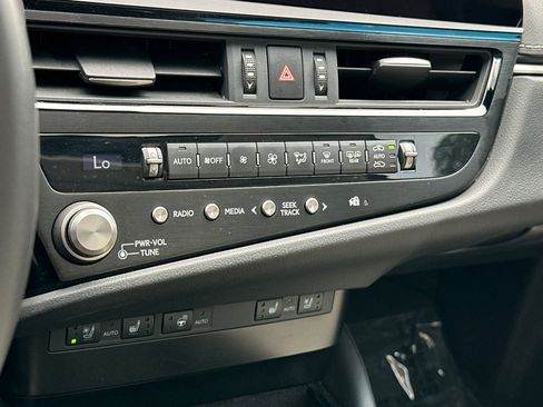 Used 2024 Lexus ES 300h w/ Premium Package FWD image 29