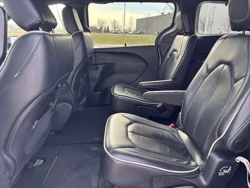Used 2025 Chrysler Pacifica Limited image 29