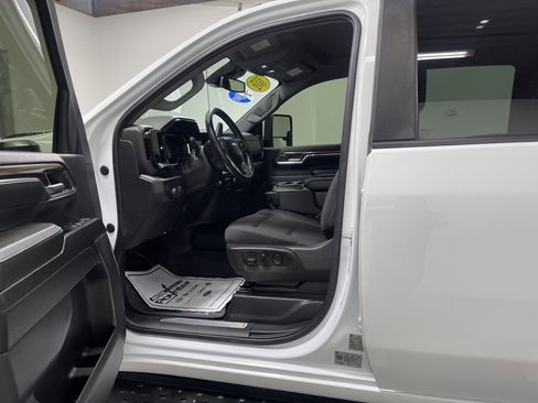 Used 2024 Chevrolet Silverado 2500 LT image 9