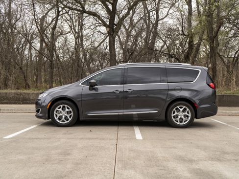 Used 2019 Chrysler Pacifica Touring-L Plus w/ Advanced Safetytec Group image 6