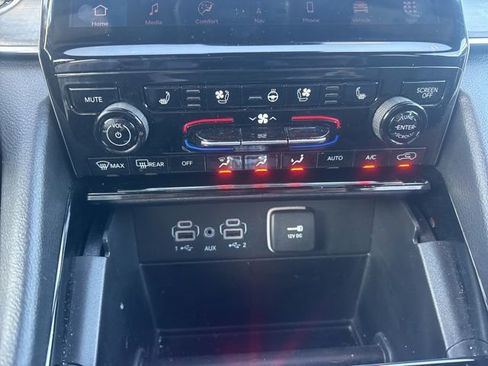 Used 2025 Jeep Grand Cherokee Overland AWD/4WD image 9