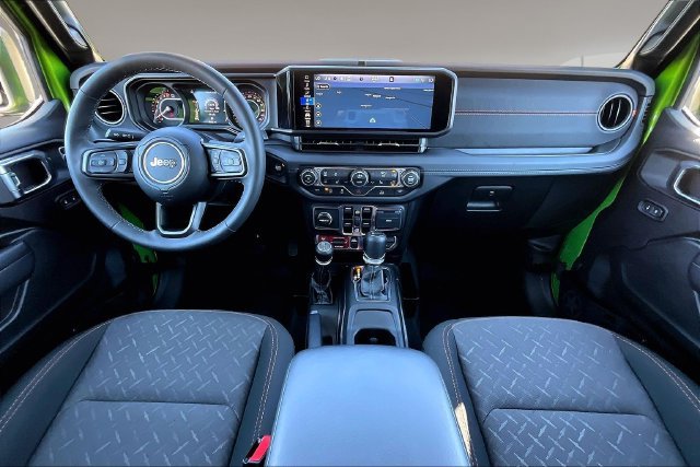 Used 2025 Jeep Gladiator Mojave w/ Convenience Group AWD/4WD image 8