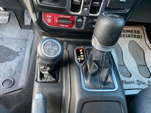 Used 2025 Jeep Wrangler Willys image 10