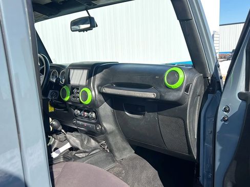 Used 2015 Jeep Wrangler Unlimited Rubicon w/ Connectivity Group AWD/4WD image 19