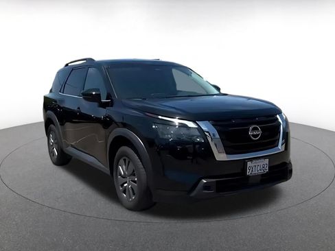 Used 2025 Nissan Pathfinder SV FWD image 3