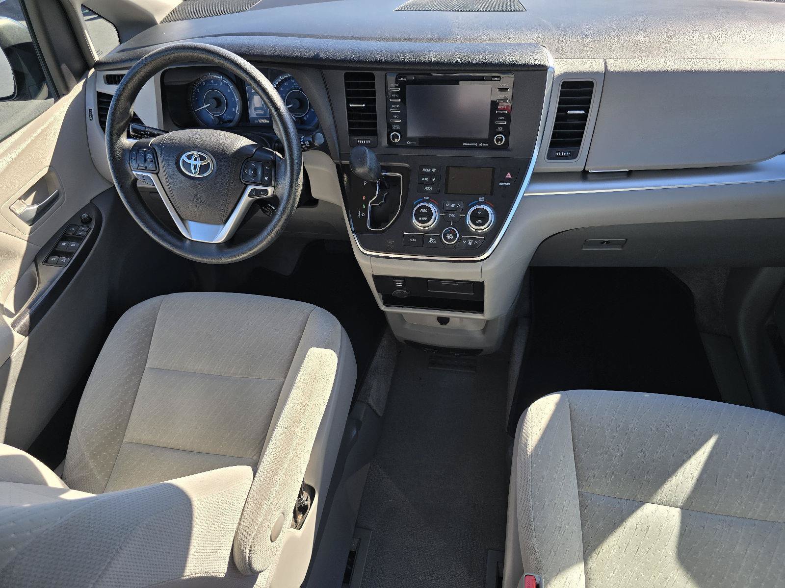 Used 2018 Toyota Sienna LE FWD image 18
