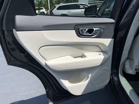 Used 2021 Volvo XC60 T5 Momentum w/ Premium Package FWD image 17