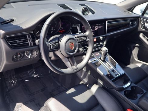 Certified 2026 Porsche Macan AWD/4WD image 4
