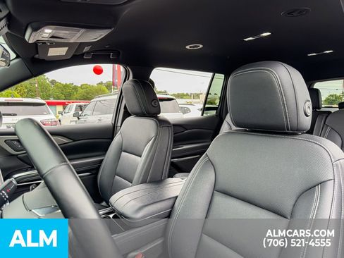 Used 2025 Chevrolet Traverse LT AWD/4WD image 8
