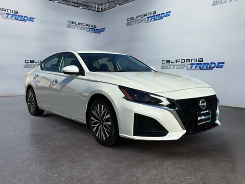 Used 2023 Nissan Altima 2.5 SV FWD image 3