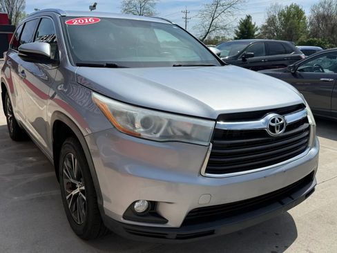 Used 2016 Toyota Highlander XLE image 2