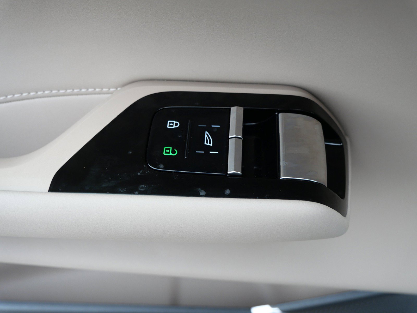 Certified 2025 Volvo EX90 Plus AWD/4WD image 17