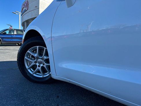 Used 2022 Chrysler Pacifica Touring-L image 13