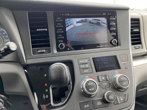 Used 2019 Toyota Sienna LE image 4