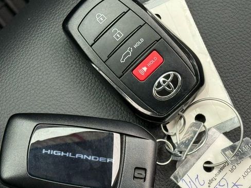 Certified 2024 Toyota Highlander XLE image 21