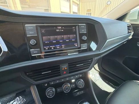 Used 2024 Volkswagen Jetta SE FWD image 23