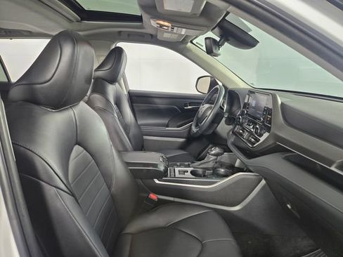 Used 2022 Toyota Highlander XLE FWD image 15