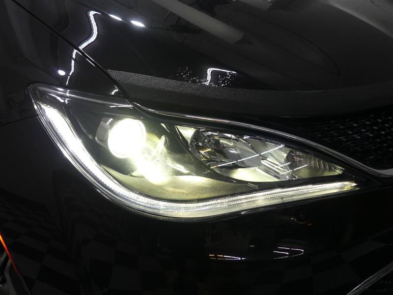 Used 2017 Chrysler Pacifica Limited w/ UConnect Theater Package FWD image 15