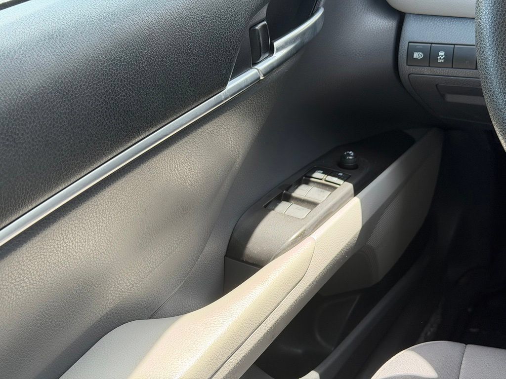 Used 2021 Toyota Camry LE FWD image 9