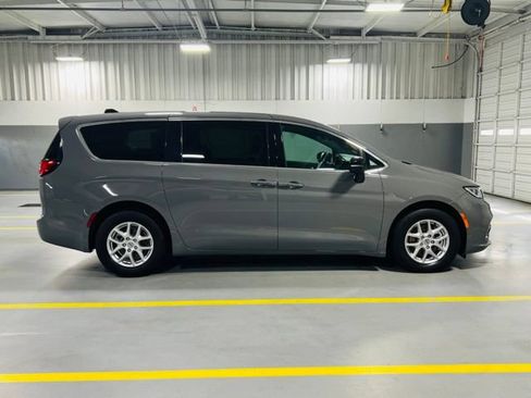 Used 2025 Chrysler Pacifica Select FWD image 20