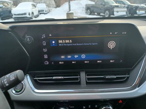 Used 2025 Chevrolet Trax LT w/ LT Convenience Package image 10