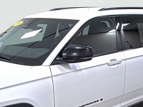 Used 2024 Jeep Grand Cherokee L Laredo image 8