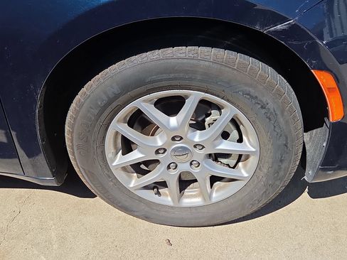 Used 2025 Chrysler Pacifica Select FWD image 3