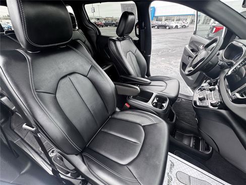 Used 2025 Chrysler Pacifica Select FWD image 13
