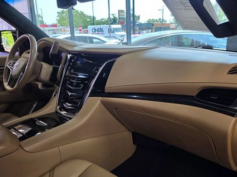 Used 2019 Cadillac Escalade ESV Platinum AWD/4WD image 29