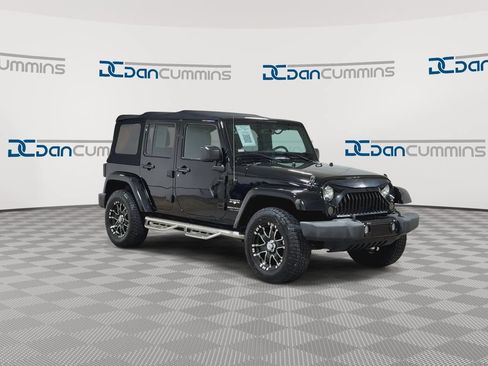 Used 2016 Jeep Wrangler Unlimited Sahara w/ Connectivity Group AWD/4WD image 2