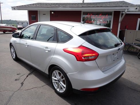 Used 2016 Ford Focus SE w/ SE Cold Weather Package FWD image 4
